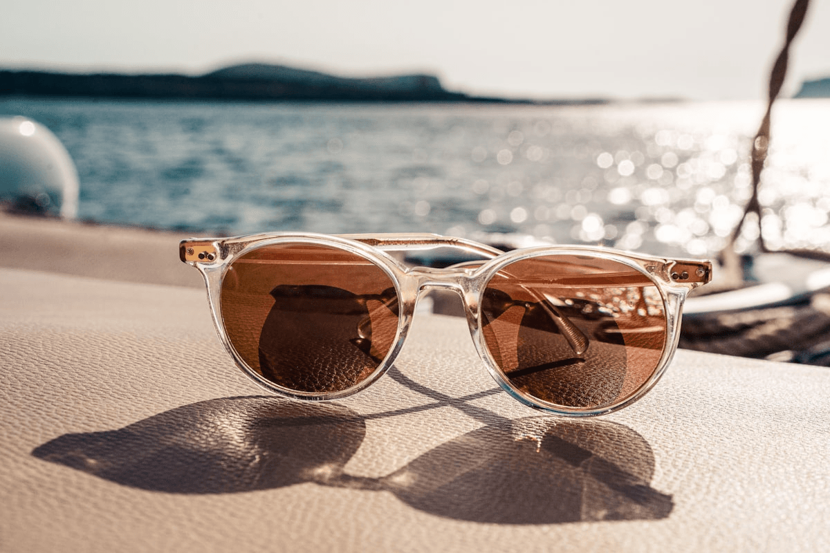 Modèle portant des lunettes haut de gamme